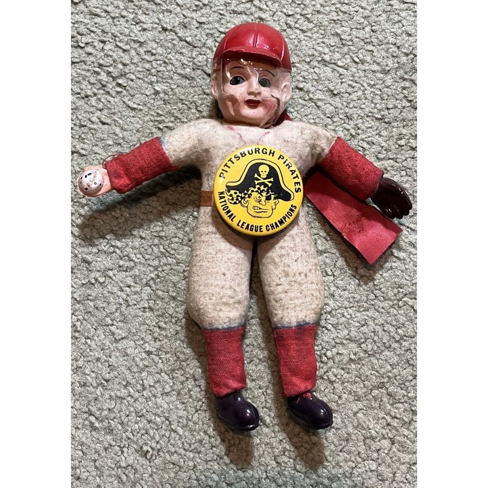 1960 Pittsburgh Pirates NATIONAL LEAGUE CHAMPIONS Button Badge Pin + Player Doll